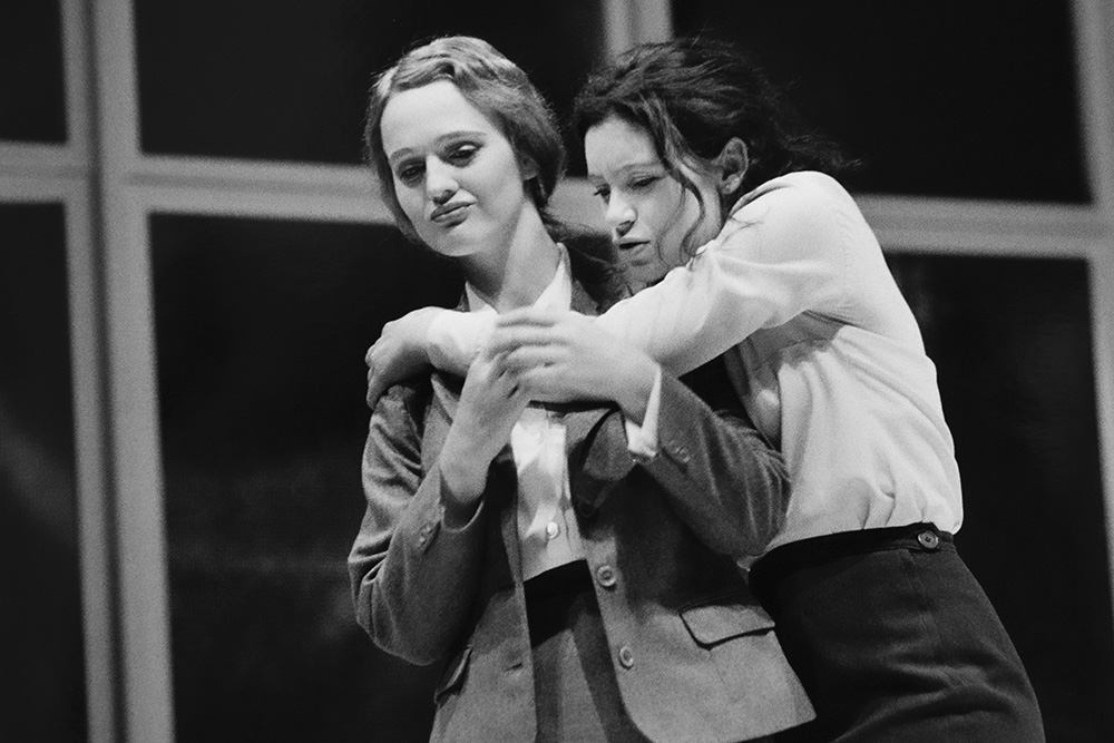 Production still for "Jungfrau". L-R: Leverne McDonnell as Dr Eve Blakemore, Amanda Douge as Thea McKinley. Photographer: Jeff Busby