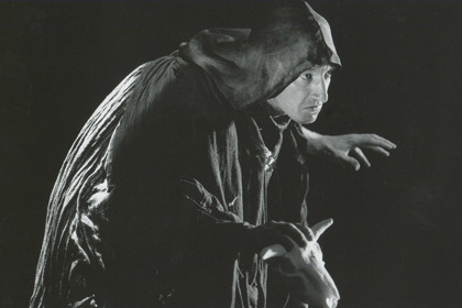 Production still for "The Chronicle of Macbeth". David Roberts as Witch 1. Photographer: Reimund Zunde