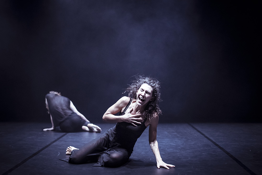 Production still for "Skeleton Tree". L-R: Nicola Leahey, Marlo Benjamin. Photographer: Pippa Samaya 