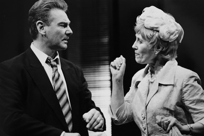 Production still for "The Piccadilly Bushman". L-R: John Walton as Alec Ritchie, Julia Blake as Elaine Leggat. Photographer: Jeff Busby