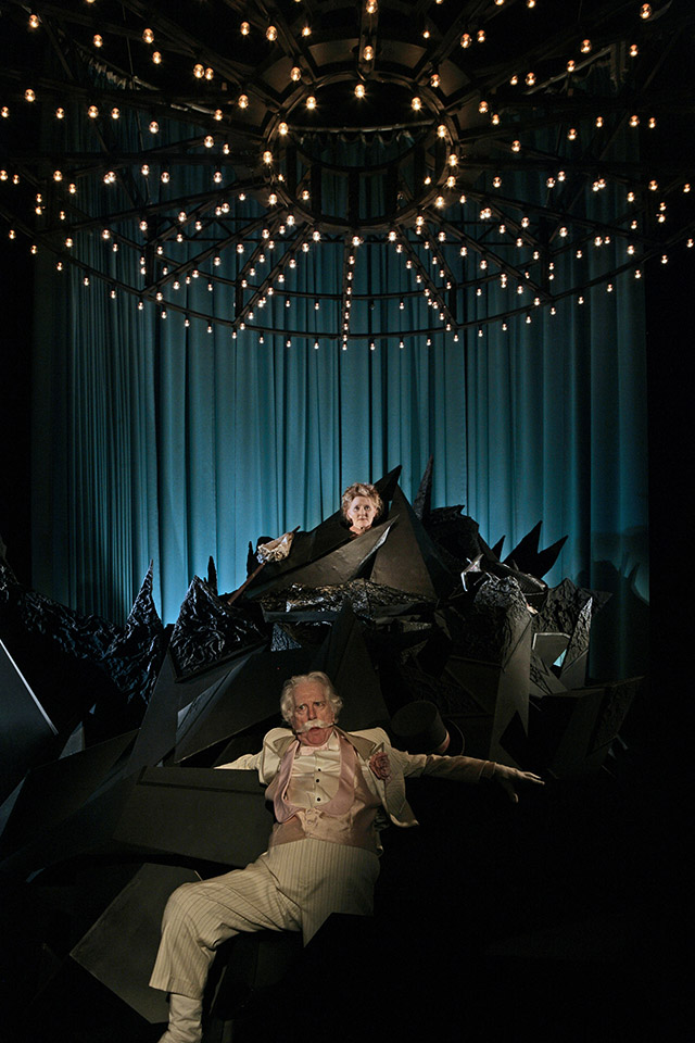 Production still for "Happy Days". Peter Carroll as Willie, Julie Forsyth as Winnie. Photographer: Jeff Busby