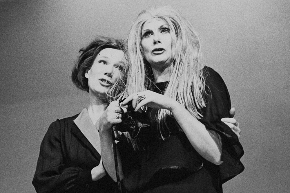 Production still for "Buena Vista". L-R: Gerda Nicolson as Rosie, Anne Charleston as Lily. Photographer: Jeff Busby